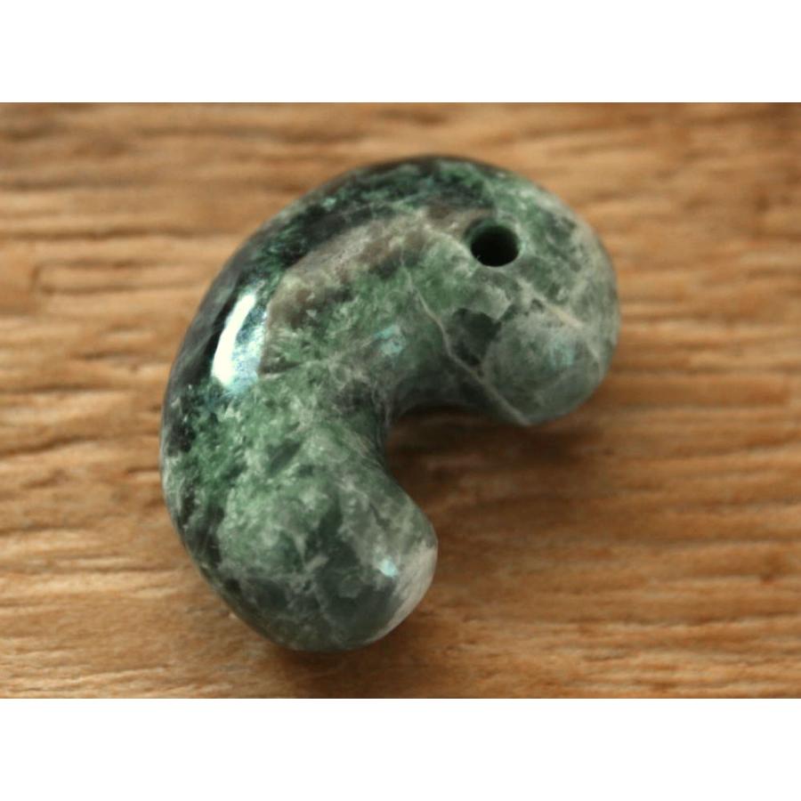 糸魚川翡翠勾玉 M09705 日本ヒスイ鉱業 制作 28mm*18mm*11mm 糸魚川産 ひすい 勾玉 パワーストーン 魔除け |  | 01