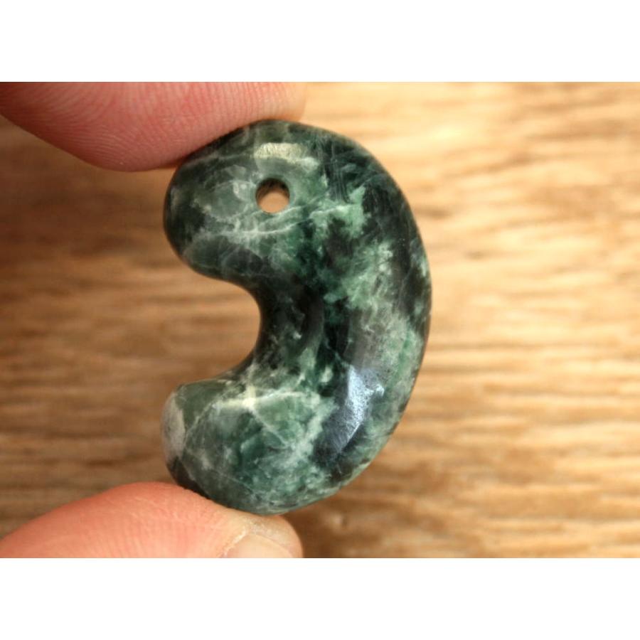 糸魚川翡翠勾玉 M09705 日本ヒスイ鉱業 制作 28mm*18mm*11mm 糸魚川産 ひすい 勾玉 パワーストーン 魔除け |  | 02