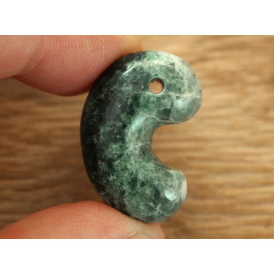糸魚川翡翠勾玉 M09705 日本ヒスイ鉱業 制作 28mm*18mm*11mm 糸魚川産 ひすい 勾玉 パワーストーン 魔除け |  | 03