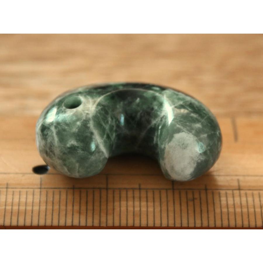 糸魚川翡翠勾玉 M09705 日本ヒスイ鉱業 制作 28mm*18mm*11mm 糸魚川産 ひすい 勾玉 パワーストーン 魔除け |  | 04