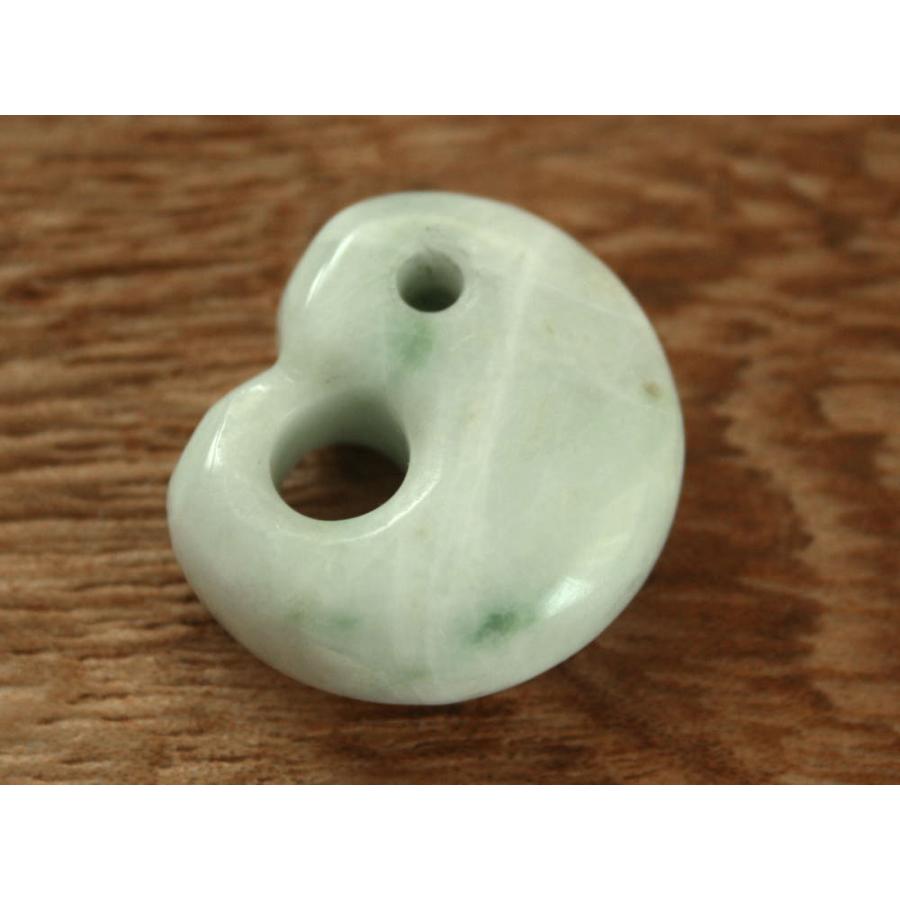 糸魚川翡翠異形勾玉 M09771 清山 作 24.5mm*21mm*9mm 糸魚川産 ひすい 異形勾玉 お守り 魔除け パワーストーン | 