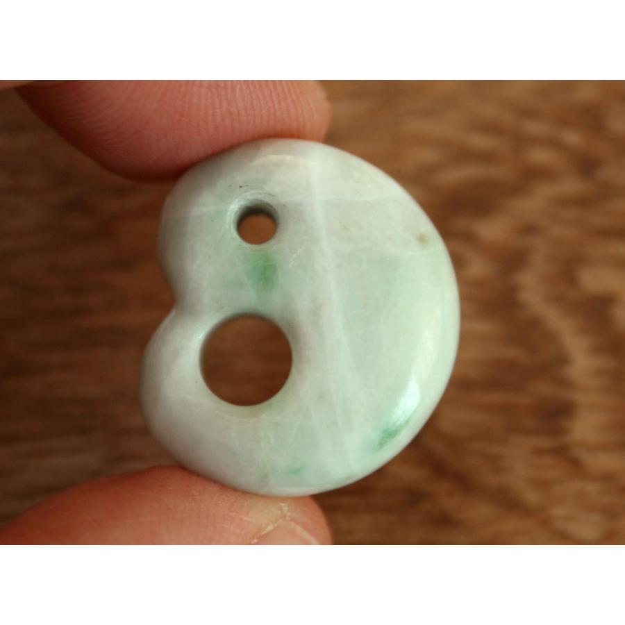 糸魚川翡翠異形勾玉 M09771 清山 作 24.5mm*21mm*9mm 糸魚川産 ひすい 異形勾玉 お守り 魔除け パワーストーン |  | 02