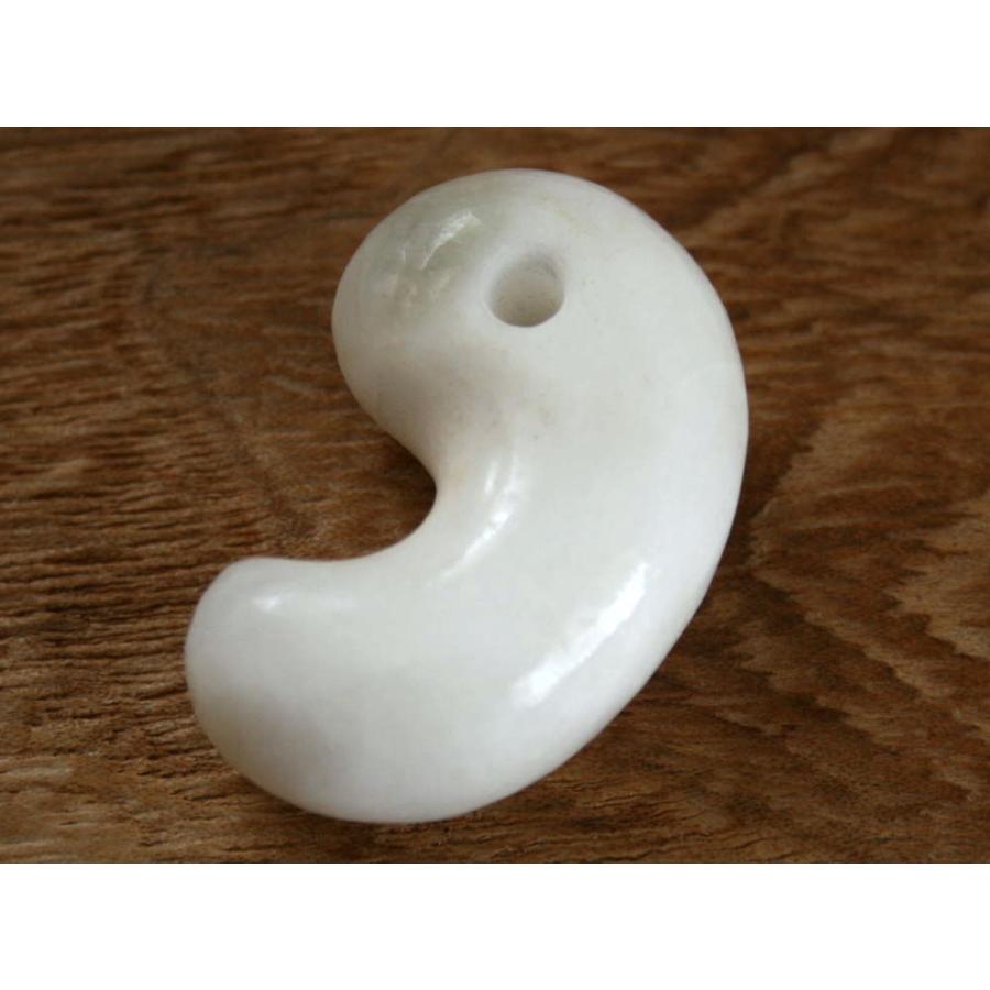 糸魚川翡翠勾玉 M10281 翠雅 作 40mm*25mm*14mm 糸魚川産 ひすい 勾玉 お守り パワーストーン 魔除け の商品画像