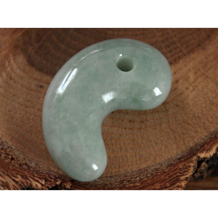 糸魚川翡翠勾玉 M10345 SeaVer 作 35mm*21mm*11mm 糸魚川産 ひすい