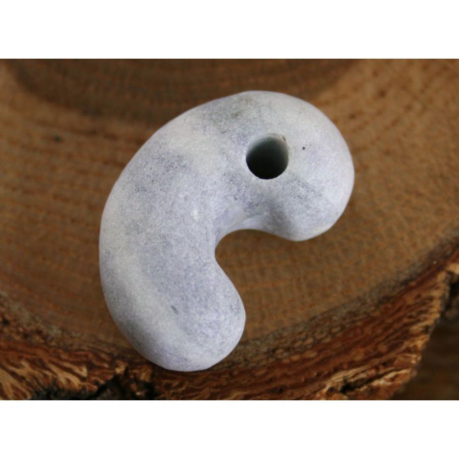 豆勾玉の飾り 糸魚川翡翠手削り品 手磨き』糸魚川翡翠勾玉 M10376 Sou 作 27mm*17mm*10.9mm 糸魚川産