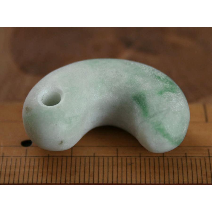 『手磨き』糸魚川翡翠勾玉 M10420 陽春 作 35mm*23.5mm*14.8mm 糸魚川産 ヒスイ製 勾玉 ペンダントトップ お守り パワーストーンの画像