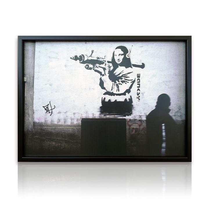 アートパネル Banksy バンクシー Art Attack モナリザ風 玄関 グラフティ おしゃれ 風刺画 インテリア 壁掛け フレーム付き ギフト ssx｜ikikagu