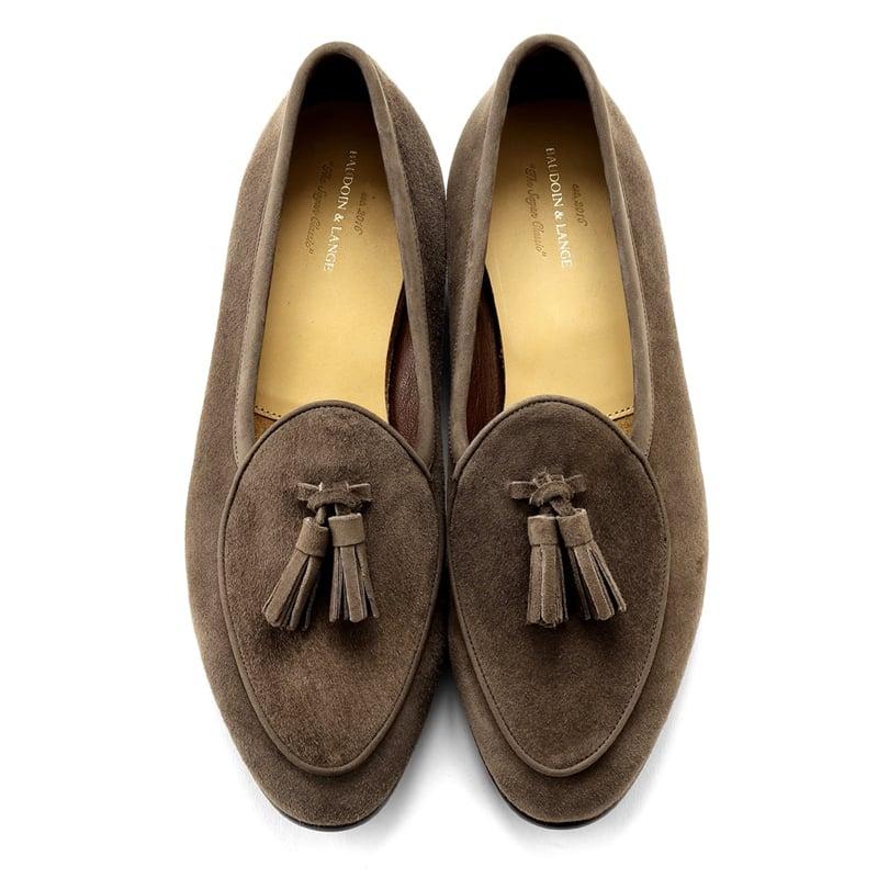 ボードインアンドランジ BAUDOIN & LANGE ／国内正規品／ カーフスエードタッセルローファー「SAGAN CLASSIC TASSELS」（DEEP TAUPE／ディープトープ）の画像
