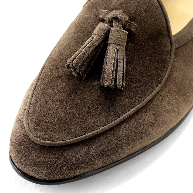 ボードインアンドランジ BAUDOIN & LANGE ／国内正規品／ カーフスエードタッセルローファー「SAGAN CLASSIC TASSELS」（DEEP TAUPE／ディープトープ）の画像