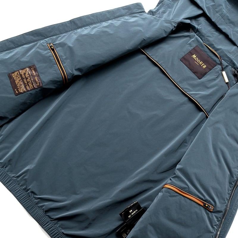 【SALE】 ムーレー MOORER ／国内正規品／ 撥水軽量シルキーマットナイロンフーデッドブルゾン「ALBORI-OS」（DENIM／ブルーグレー）の画像