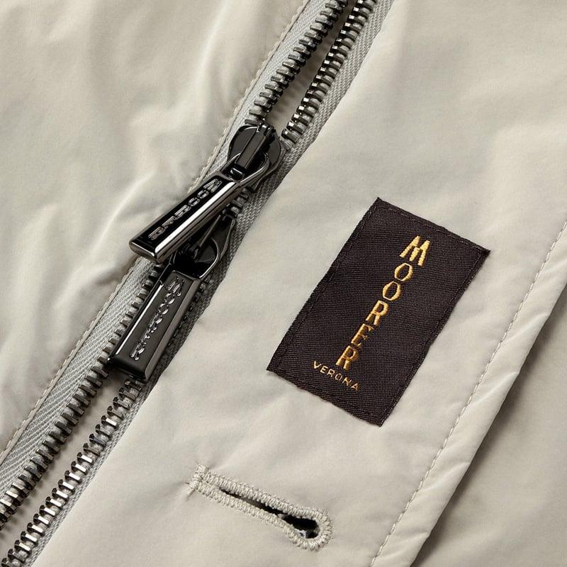 【SALE】 ムーレー MOORER ／国内正規品／ 撥水軽量シルキーマットナイロン立ち襟セミダブルジャケット「NABUCCO-OS」（MARMO／サンドベージュ）の画像