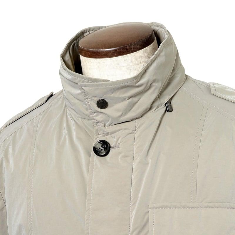 【SALE】 ムーレー MOORER ／国内正規品／ 撥水軽量シルキーマットナイロン立ち襟ミリタリージャケット「PORTO-OS」（MARMO／サンドベージュ）の画像