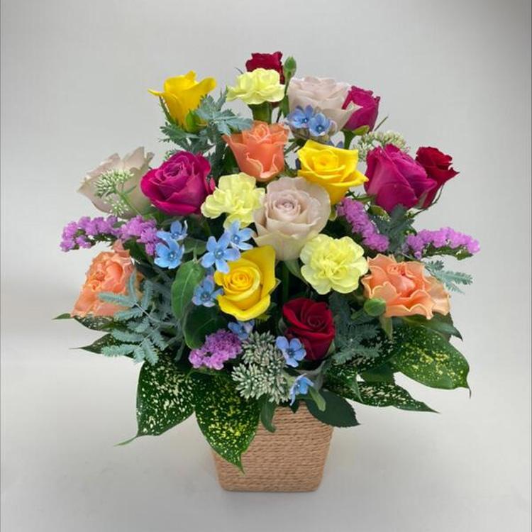 FlowerKitchen バラ15本と季節の花のフラワーアレンジメント 3色以上の
