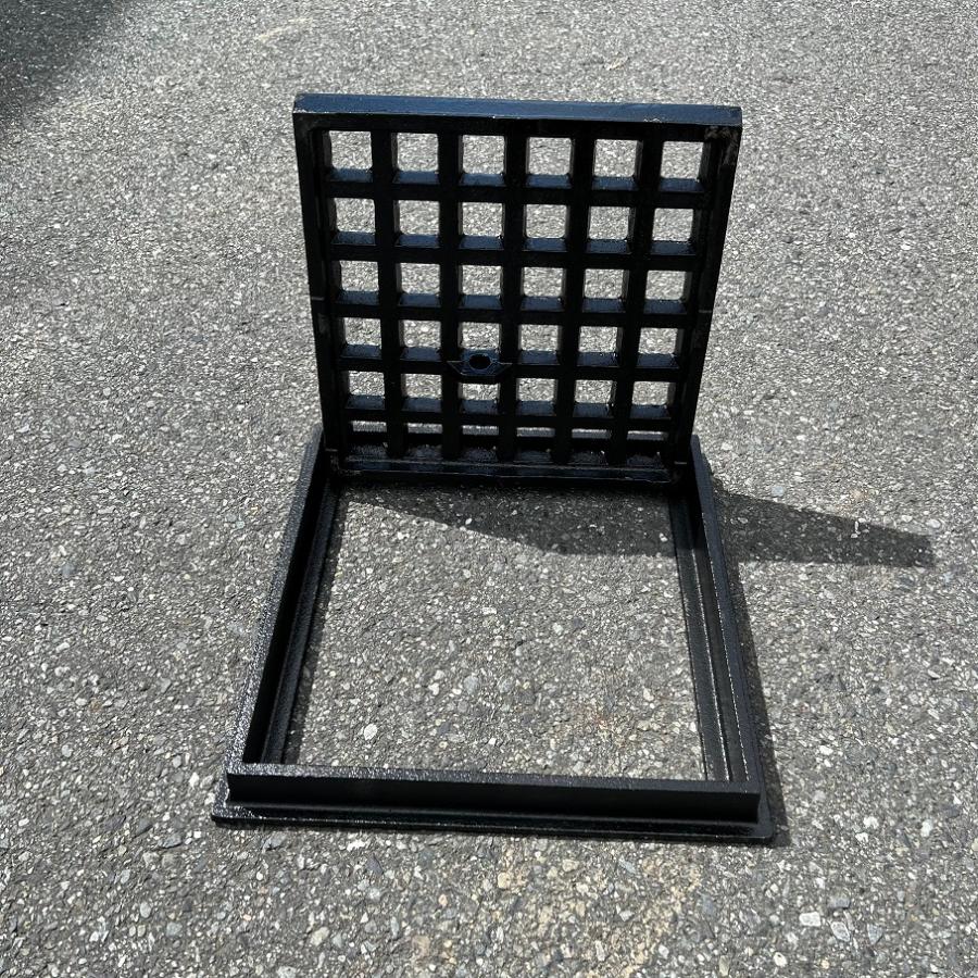 鋳鉄製格子蓋 有効寸法300 適用荷重T-20 受枠付き 側溝用 ます 鋳鉄製格子蓋 有効寸法300 適用荷重T-20 受枠付き 側溝用 ます