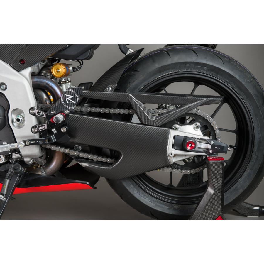 【正規輸入代理店】LighTech - ドライカーボン スイングアームプロテクター (艶あり) RSV4 1100 / FACTORY '21-25 / TUONO V4 '25 / FACTORY '21-24_5