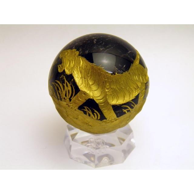 手彫り虎 丸玉 金彫り モリオン 黒水晶 60mm 飾り台付き 現品 プチ 
