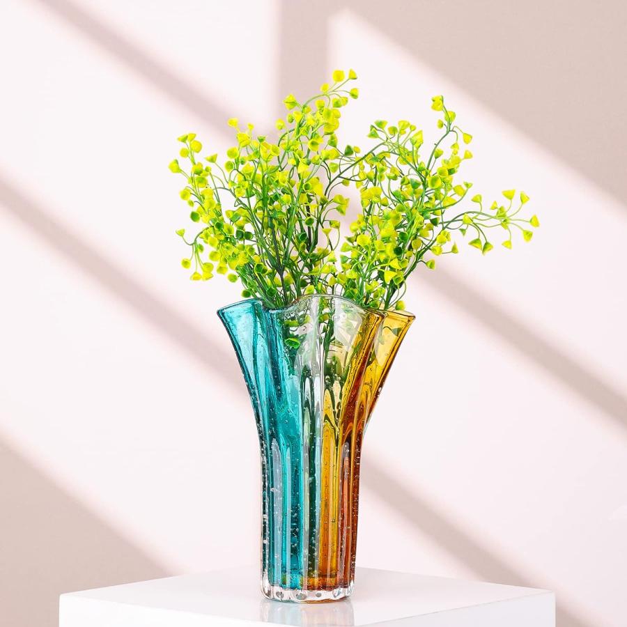 透かし彫り ガラス 花瓶 スウェーデン 製 ロマンティック な花瓶です