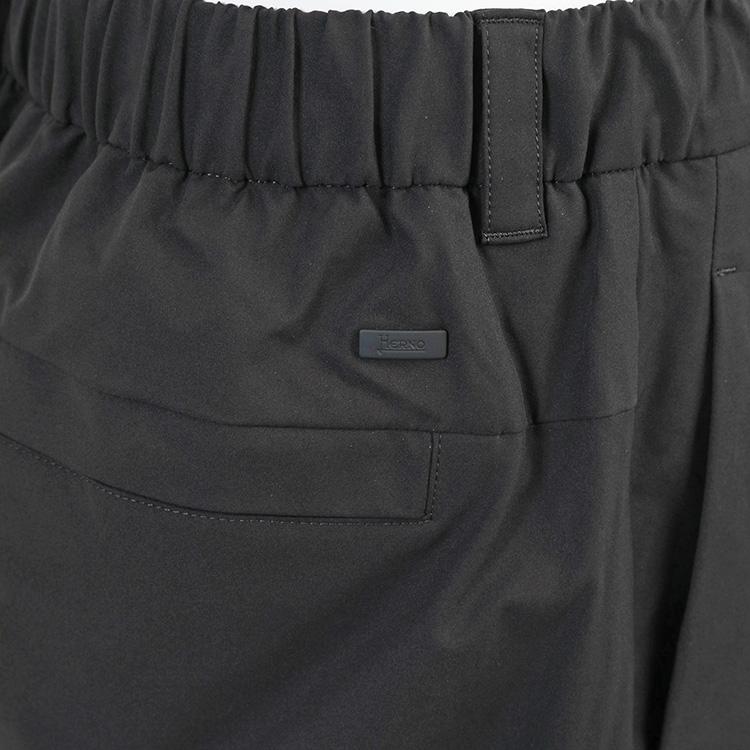 HERNO ヘルノ ショートカーゴパンツ ストレッチ バミューダ ハーフパンツ ブラック NERO PT000182U-12503Z-9300 メンズの画像