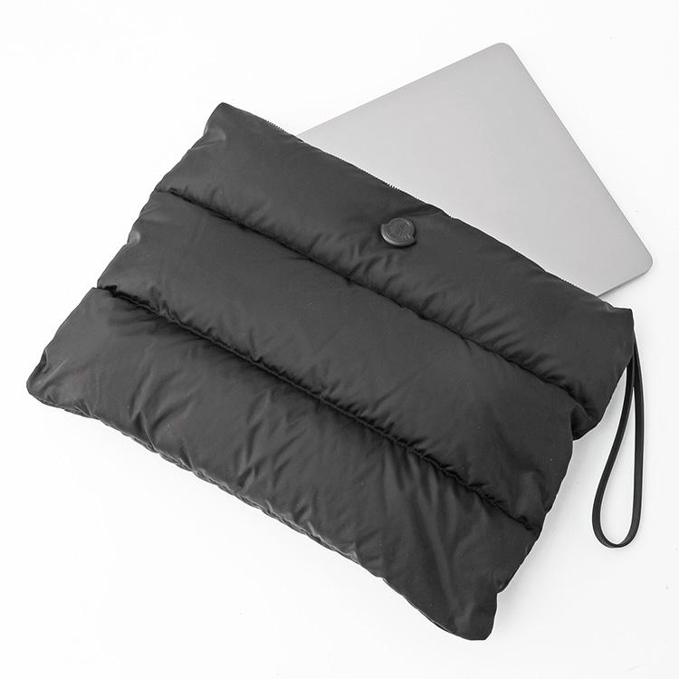 MONCLER CARADOC ラップトップケース 6B000-01-M7451-999 ブラックの画像