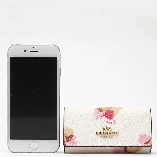 人気のクリスマスアイテムがいっぱい 小物 レディース Coach わけありc コーチ ヴィンテージ感のある壁紙をイメージした花柄のキーケース キーケース 花柄 在庫処分 Lif2n チョーク フィールドフローラル F 財布 帽子 ファッション小物