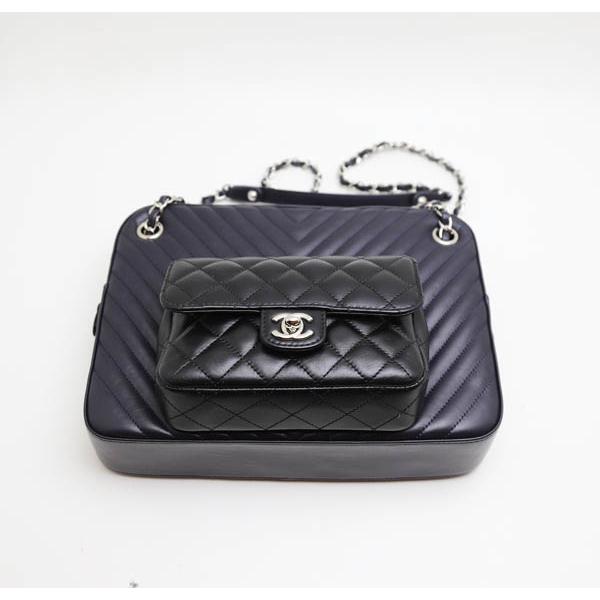 CHANEL（シャネル） 新品 Vステッチ ショルダーバッグ カメラケース