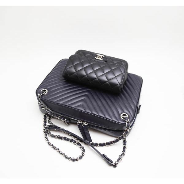 CHANEL（シャネル） 新品 Vステッチ ショルダーバッグ カメラケース