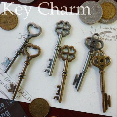 INAZUMA（イナズマ） 鍵モチーフのチャーム 手作りアクセサリー MM-101