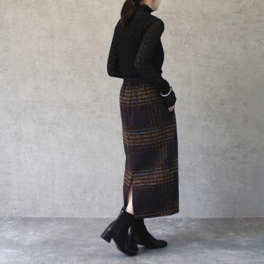 落ち着いたトーンにポイントカラーがあしらわれたリングチェックタイトスカート |  | 02