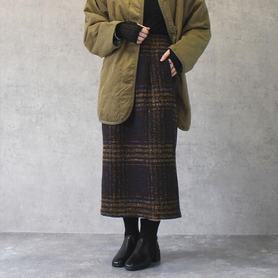 落ち着いたトーンにポイントカラーがあしらわれたリングチェックタイトスカート |  | 04