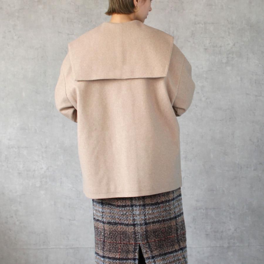 セーラーカラーのバックスタイルがポイントのミドル丈ジャケットコート |  | 03