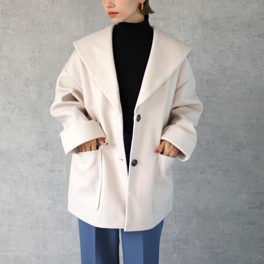 セーラーカラーのバックスタイルがポイントのミドル丈ジャケットコート |  | 04