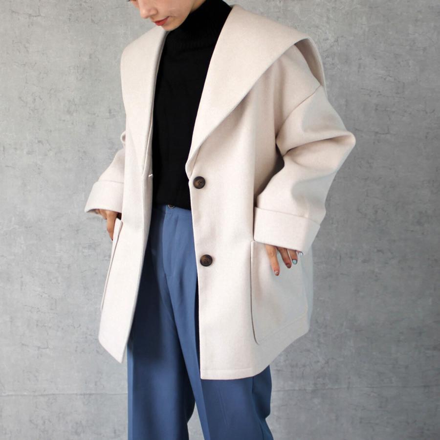 セーラーカラーのバックスタイルがポイントのミドル丈ジャケットコート |  | 05