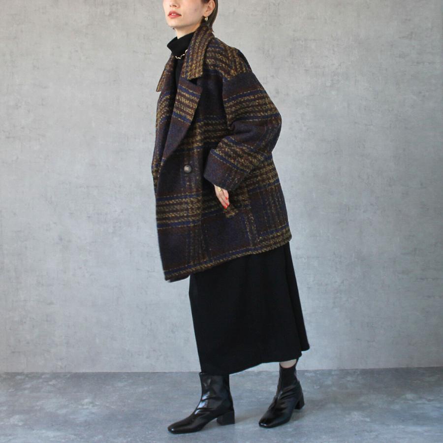 落ち着いたトーンにポイントカラーがあしらわれたリングチェックダブルジャケット |  | 10