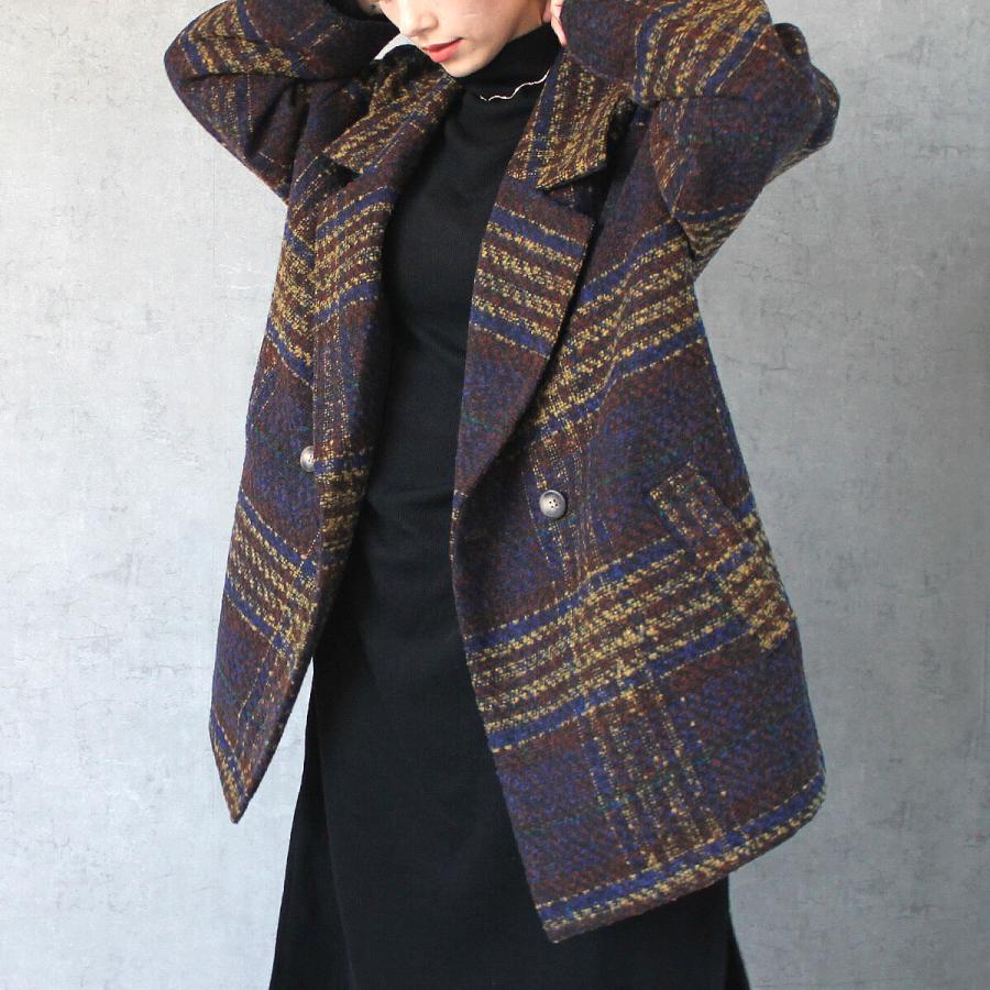 落ち着いたトーンにポイントカラーがあしらわれたリングチェックダブルジャケット |  | 13