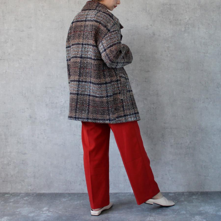 落ち着いたトーンにポイントカラーがあしらわれたリングチェックダブルジャケット |  | 03