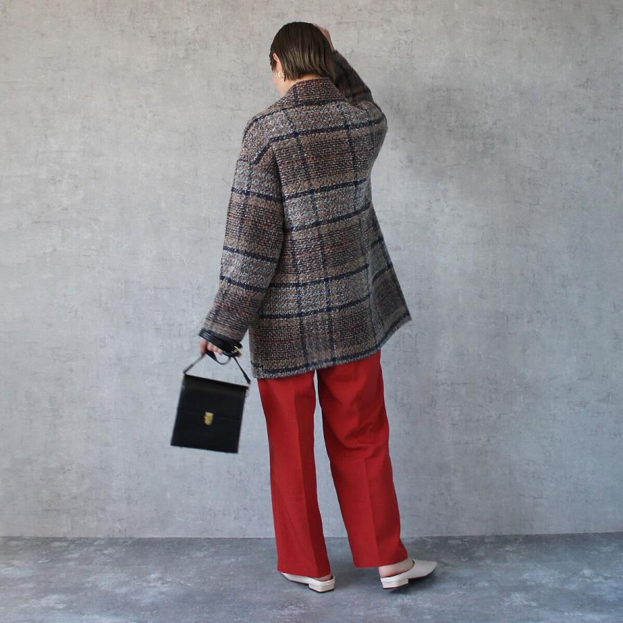 落ち着いたトーンにポイントカラーがあしらわれたリングチェックダブルジャケット |  | 04