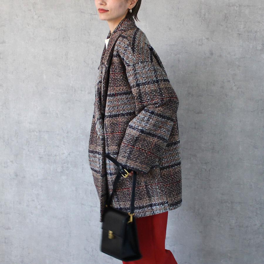 落ち着いたトーンにポイントカラーがあしらわれたリングチェックダブルジャケット |  | 05