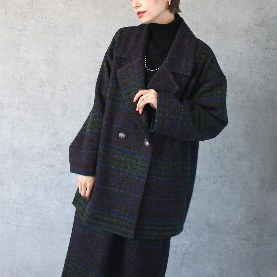 落ち着いたトーンにポイントカラーがあしらわれたリングチェックダブルジャケット |  | 06