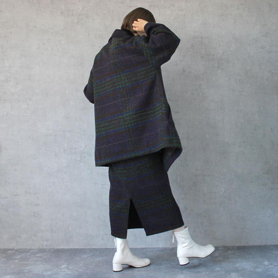 落ち着いたトーンにポイントカラーがあしらわれたリングチェックダブルジャケット |  | 07