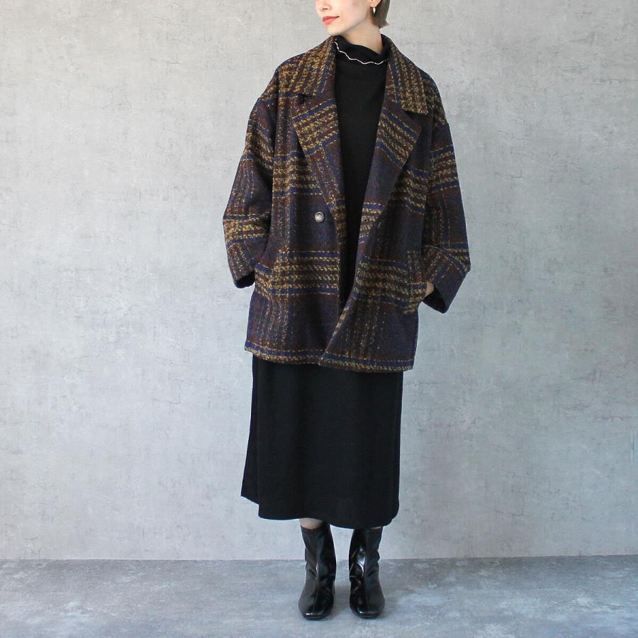 落ち着いたトーンにポイントカラーがあしらわれたリングチェックダブルジャケット |  | 09