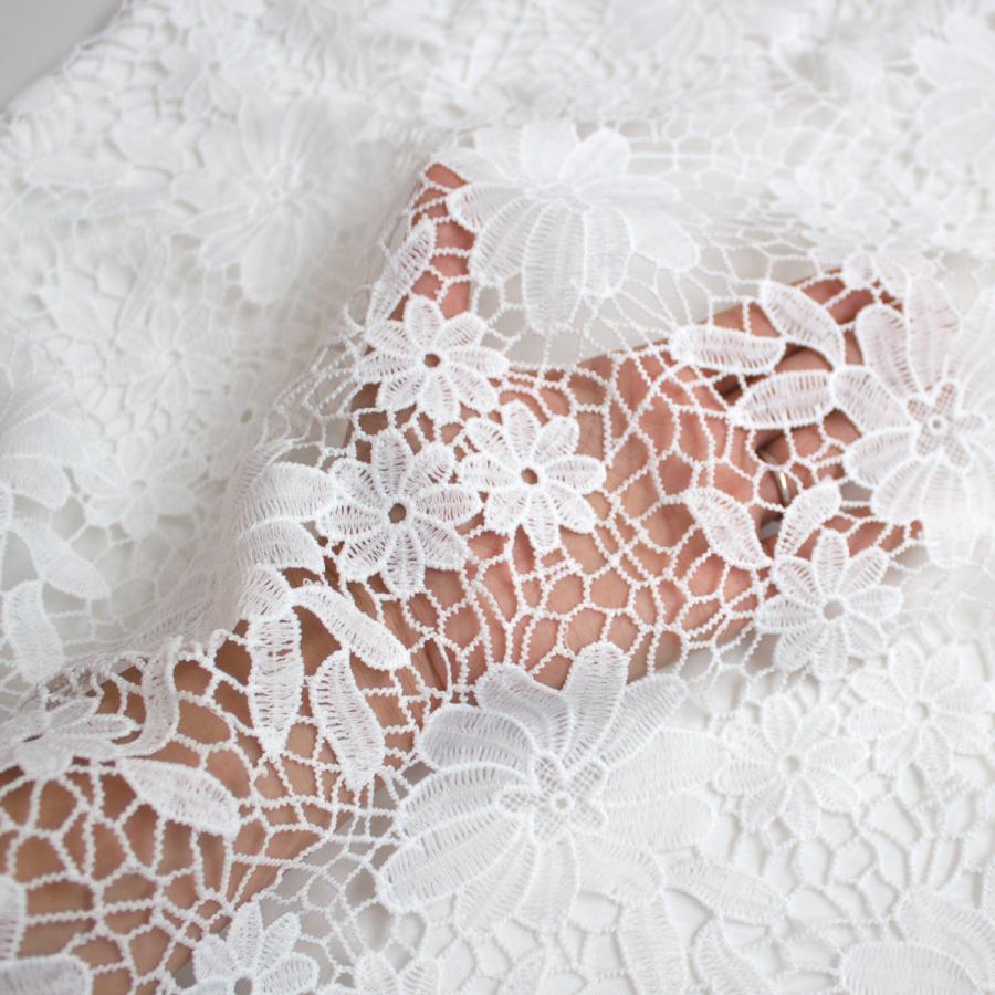 大き目の花柄レースで奇麗と可愛さの両方を欲張った前身レースTシャツ |  | 10