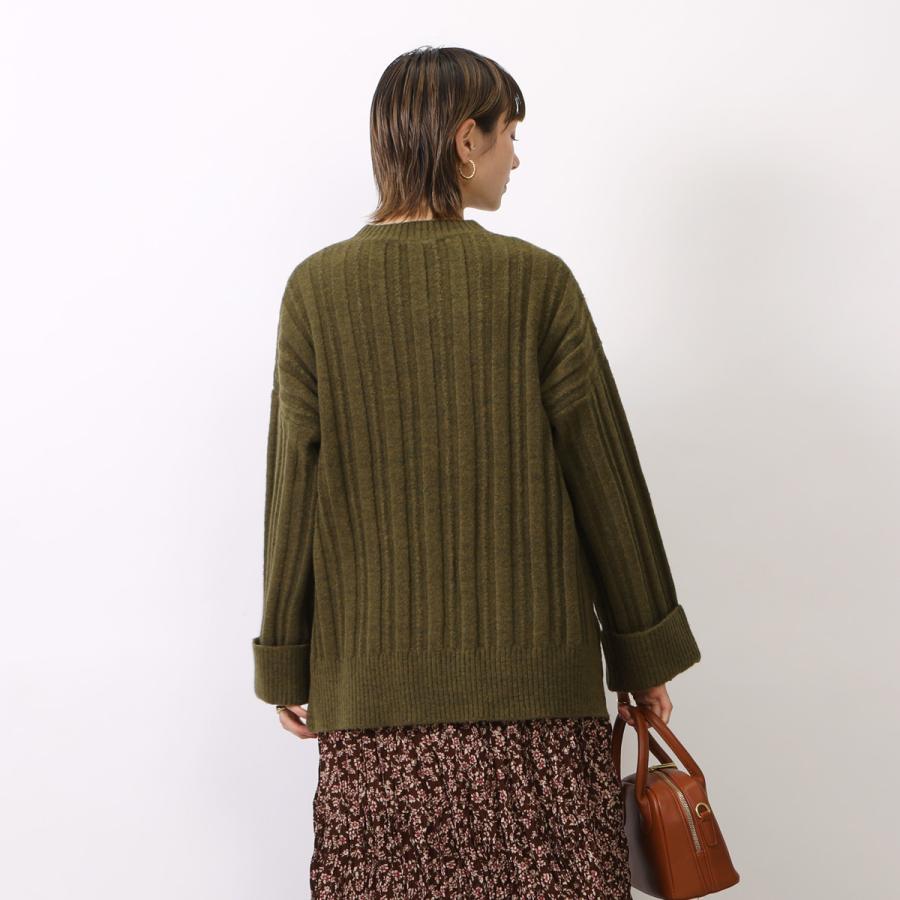 袖先と裾元は幅広めのリブデザインでゆったり感の中にルーズ過ぎないクルーネックウールセーター |  | 10
