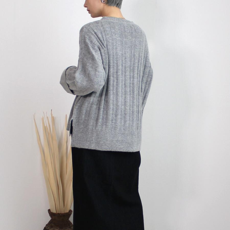 袖先と裾元は幅広めのリブデザインでゆったり感の中にルーズ過ぎないクルーネックウールセーター |  | 14