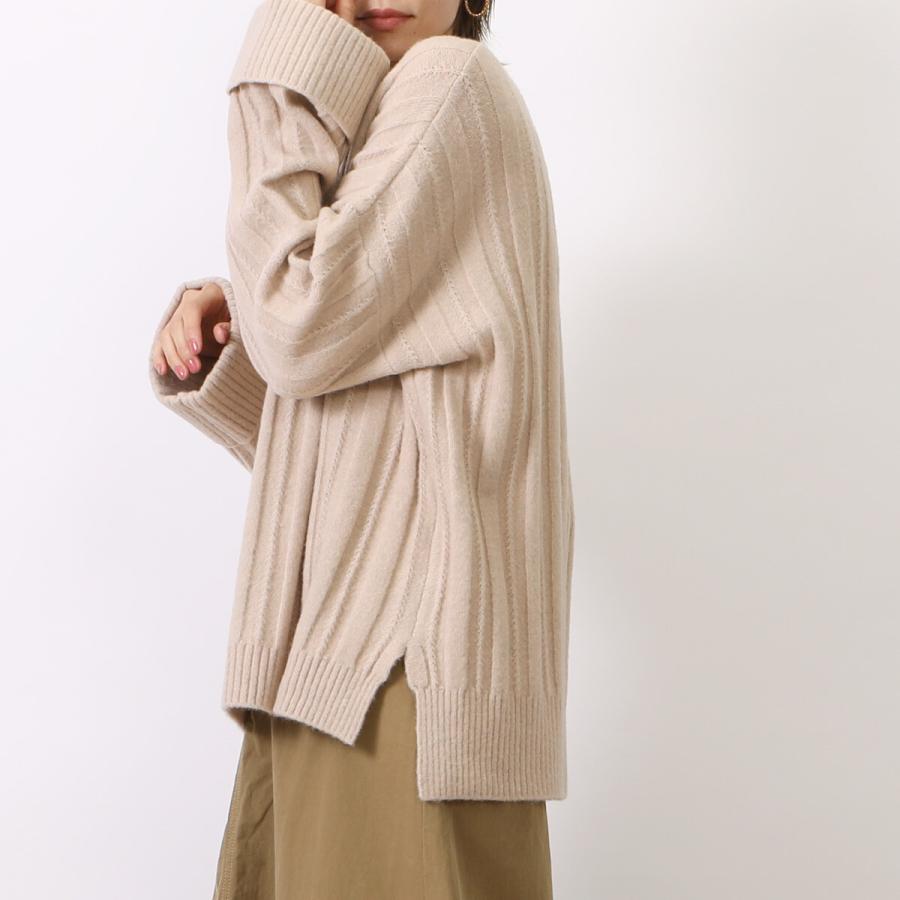 袖先と裾元は幅広めのリブデザインでゆったり感の中にルーズ過ぎないクルーネックウールセーター |  | 01