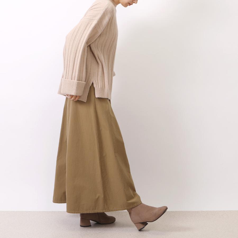袖先と裾元は幅広めのリブデザインでゆったり感の中にルーズ過ぎないクルーネックウールセーター |  | 02