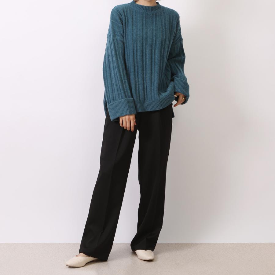袖先と裾元は幅広めのリブデザインでゆったり感の中にルーズ過ぎないクルーネックウールセーター |  | 05
