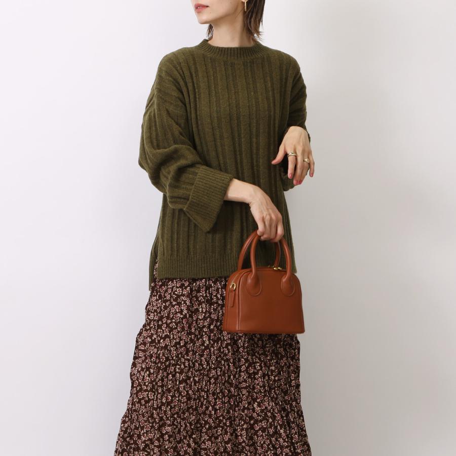 袖先と裾元は幅広めのリブデザインでゆったり感の中にルーズ過ぎないクルーネックウールセーター |  | 08