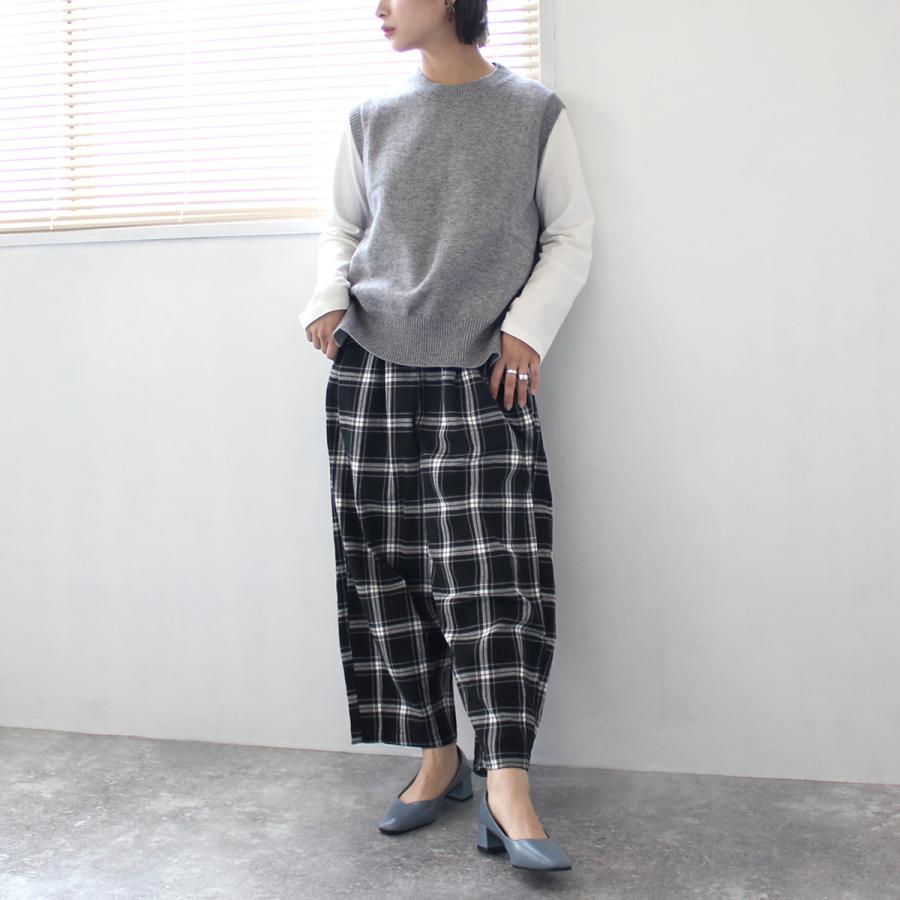 大人可愛いを演出してくれる綿麻素材のチェック柄サーカスパンツ | 