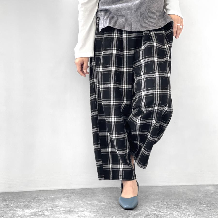 大人可愛いを演出してくれる綿麻素材のチェック柄サーカスパンツ |  | 02