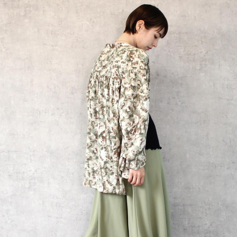 ニュアンス柄と落ち感のある素材が特徴のバンドカラーシャツ |  | 01